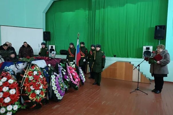 Колянур кировская область. Почётный караул 9 мая. Церковь в пгт верхошижемье. 01. Колянур кировская область.