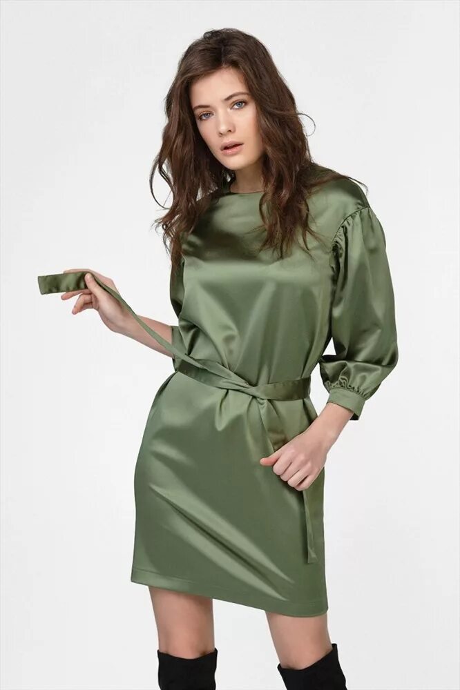 Оливковый цвет фото одежда. Платье оливкового цвета. Платье зеленого цвета. Платье женское оливкового цвета. Платье хаки.