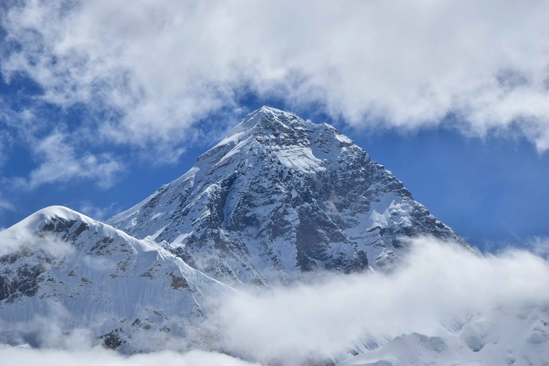 Гималаи Эверест Джомолунгма. Гора Эверест фото. Самая высокая гора Эверест. Гора Эверест высота. Маунт эверест