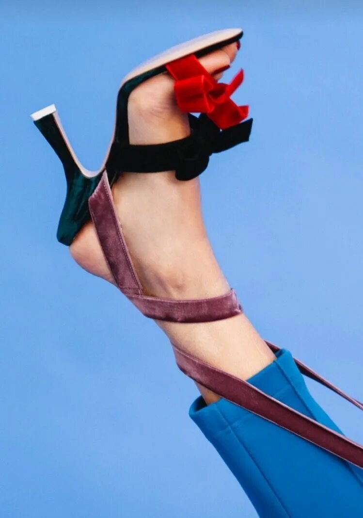 Босоножки с подвязками. Fendi Strappy platform Sandals. Как правильно подвязать босоножки. Как подвязать босоножки лентой белой.