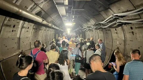 Посадка пассажира в тоннеле