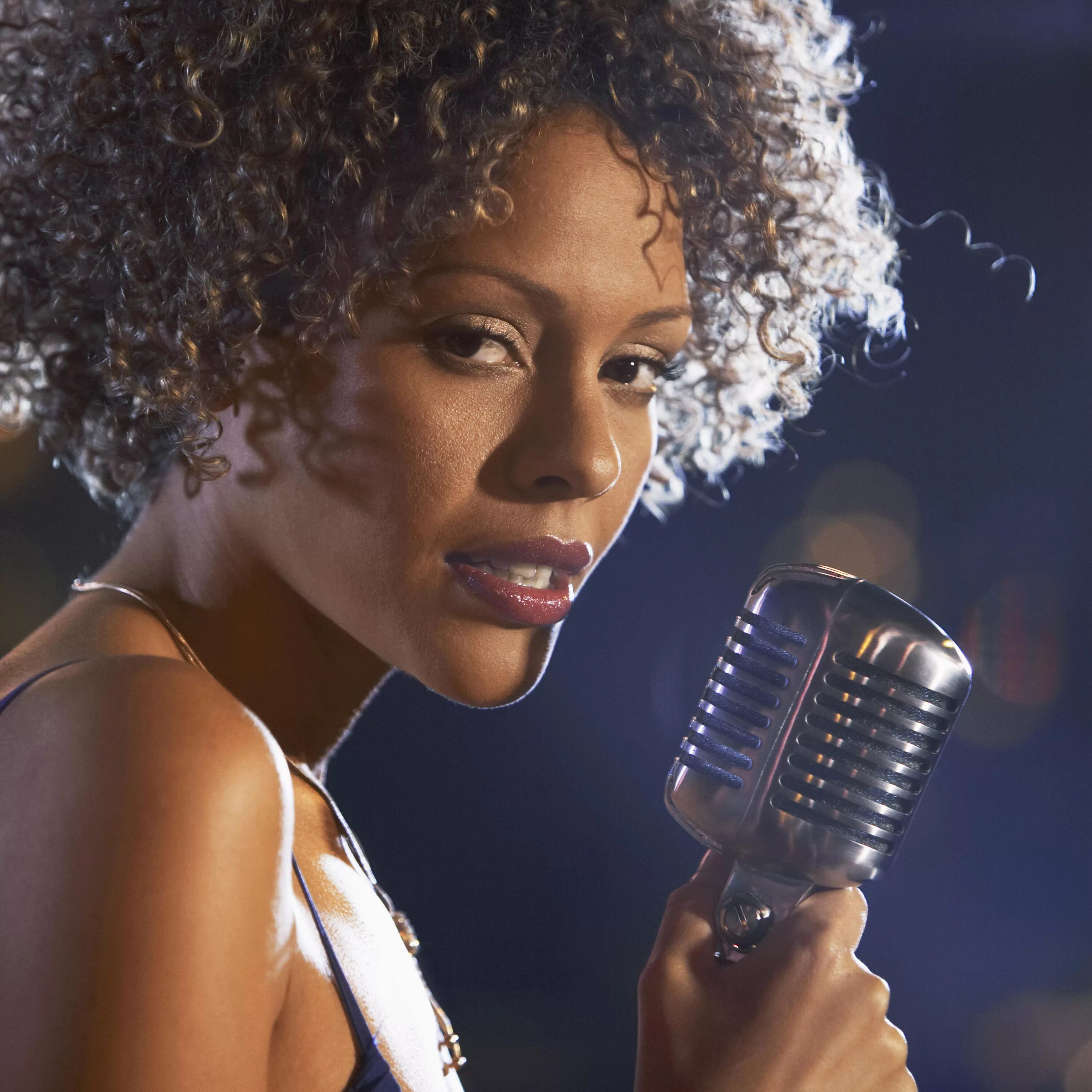 Джаз певица афроамериканка. Iyeoka певица. Афроамериканская джазовая певица Алекс. Соул певица афроамериканка.