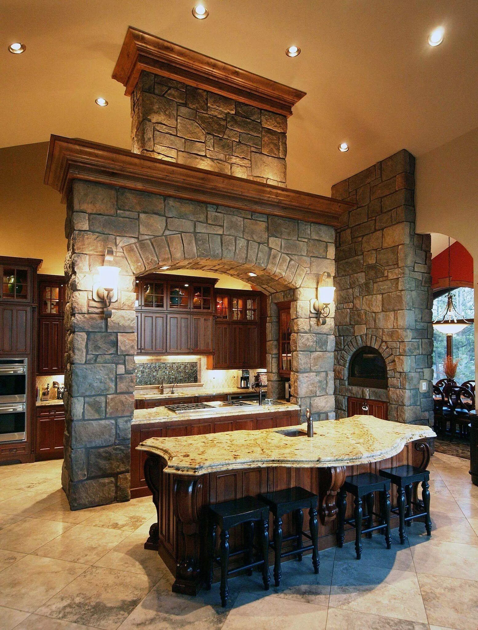 Дизайн кухни камином. Кухня с камином. Кухня с камином в частном доме. Камин и кухня в интерьере. Камин в частном доме.