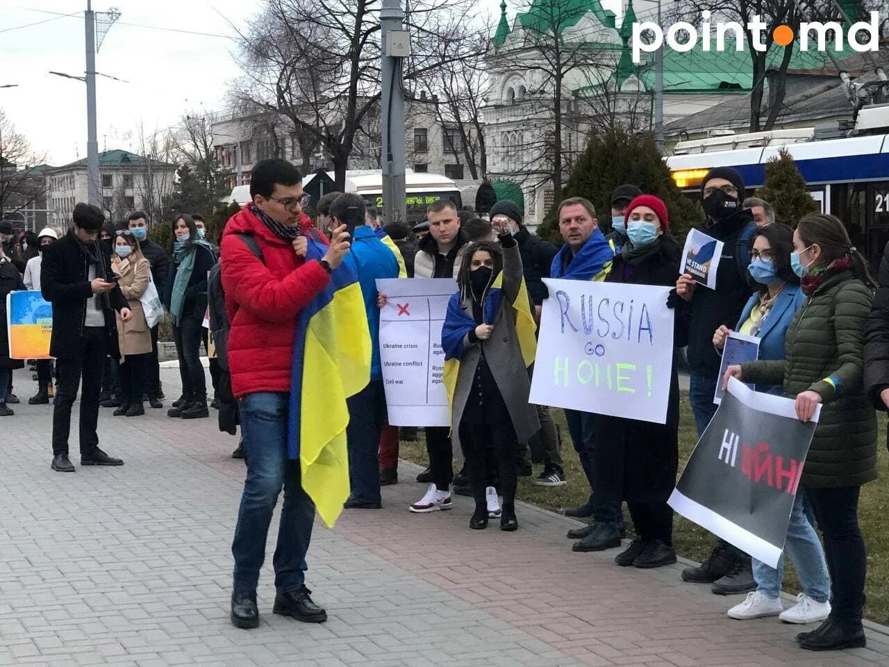 Митинг с плакатами. Митинги в России. Митинги у украинского посольства в Кишиневе. Люди на митинге. Митинги 24.02 2024