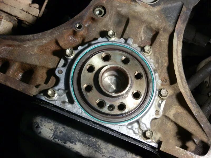 Замена сальника коленвала двигатель. Сальник коленвала задний 402 двигатель. Задний сальник коленвала двигателя 4g37. Течь переднего сальника коленвала форд фокус 3. Ваз 2109 сальник коленвала от рено.