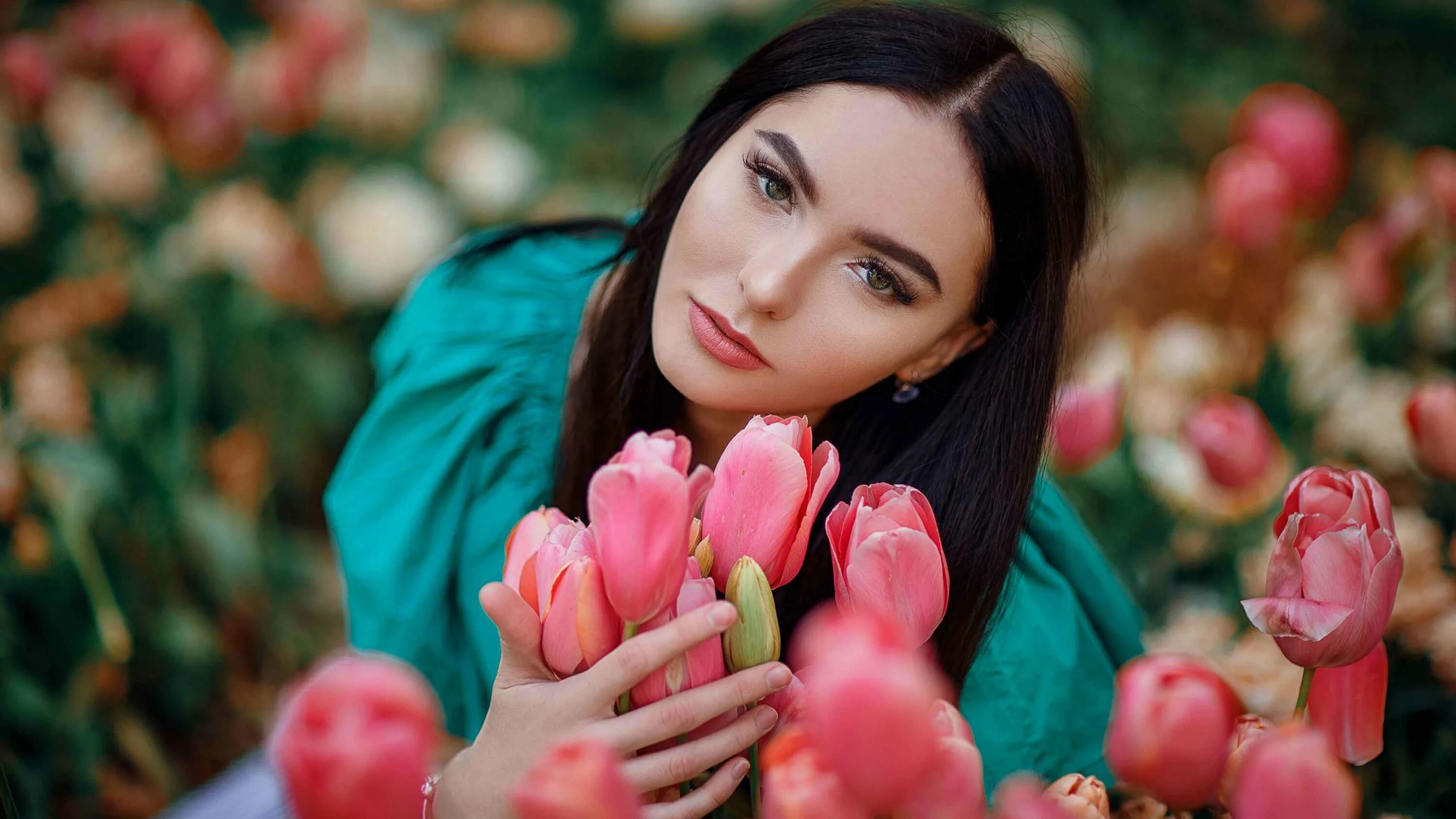 Классная красивая песня. Девушка с тюльпанами. Фотосессия с тюльпанами. Девушка с тюльпанами фотосессия. Девушка с букетом тюльпанов.