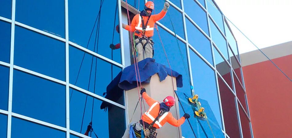 Крепление витражного остекления. Монтаж металлоконструкций на высоте. Витраж в стиле ампир. Монтаж витражного остекления. Демонтаж витражного стекла.
