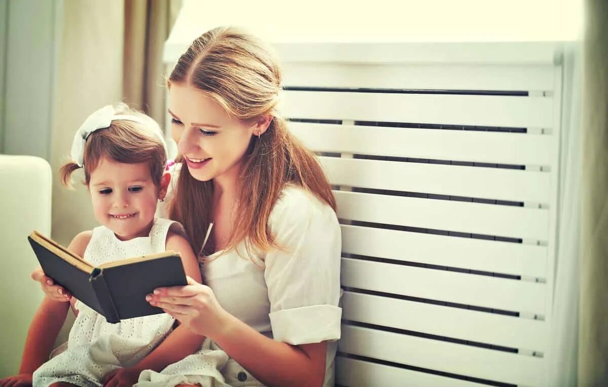 Мама с книжкой и ребенком. Read and mother. Read and mother. Read and mother. Мама читает ребенку.