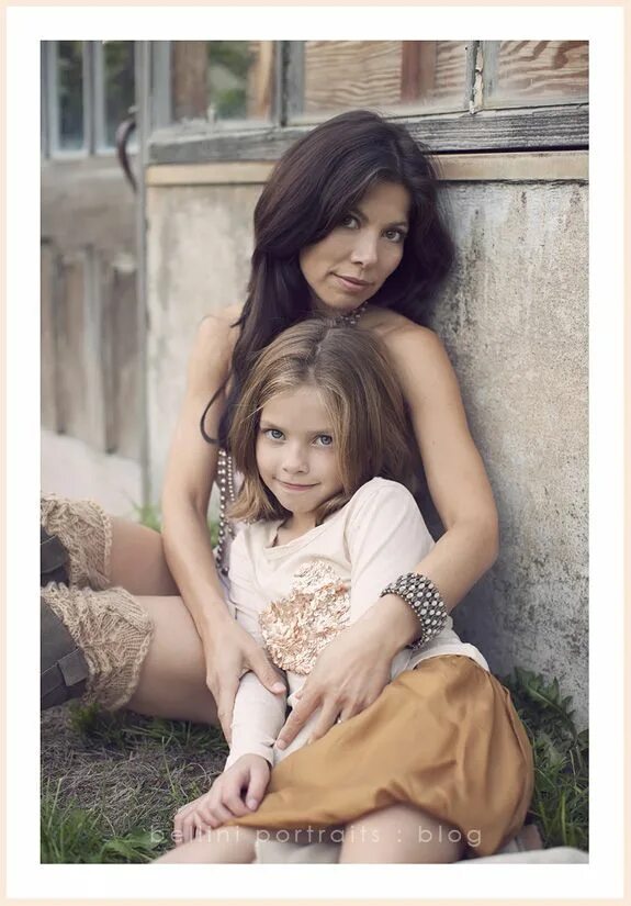 Дочь позирует. Красивое фото дочери. Позы для фотосессии мама с дочкой. Моя дочь фото.