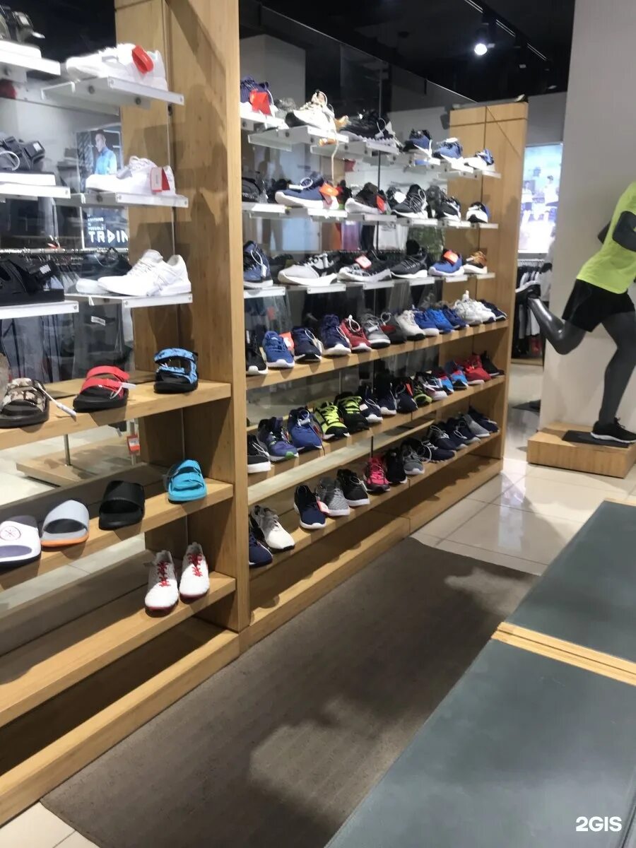 Lining магазин. Li ning авиапарк. Li-ning метрополис. Магазин lining в москве. Li ning магазин в галереи.