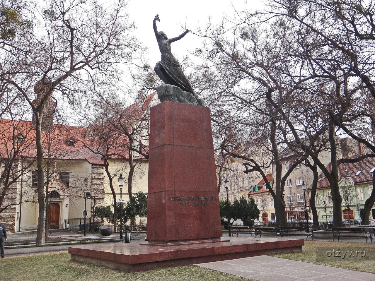Братислава скульптура ноги. Памятники словакии. Памятники словакии. Скульптура святой елизаветы. Зволен достопримечательности.
