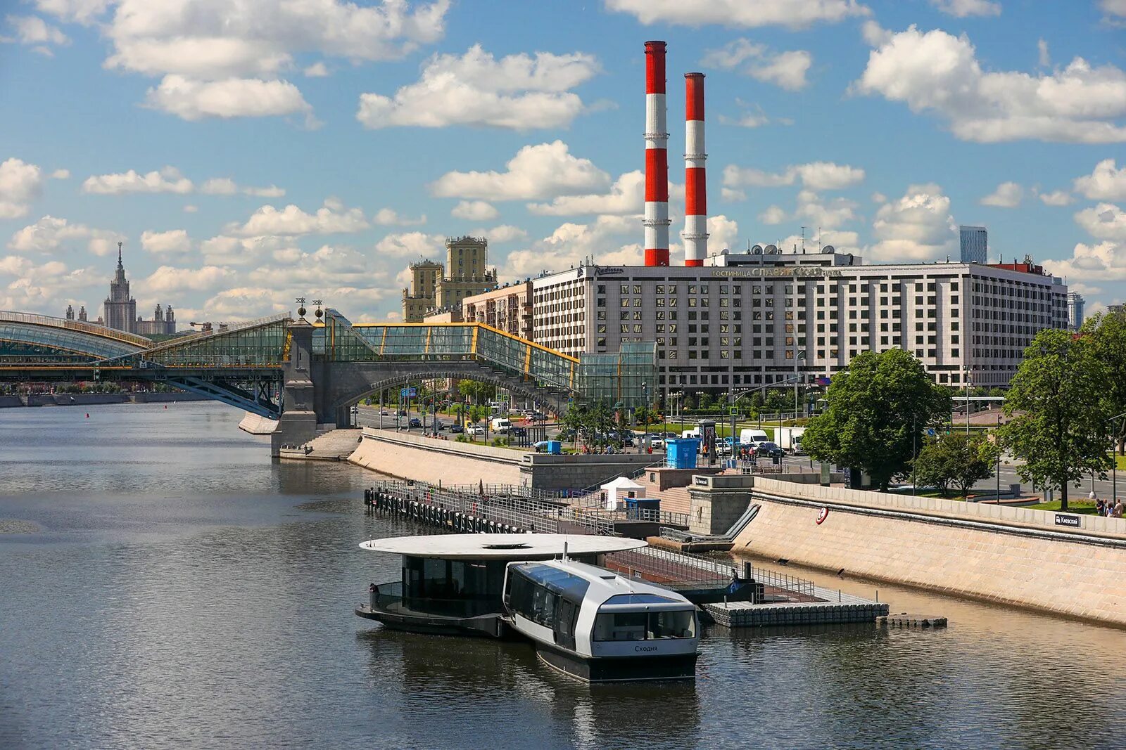 Столица останавливаться. Причал Москва река. Реки Москвы. Правый берег Москвы реки. Вид на Москву с Москва Сити через реку.