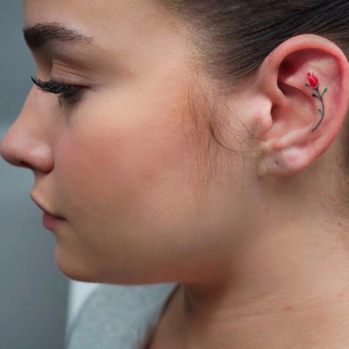 сережки для грудничков. прокол мочек ушей детям. девочка с проколотыми ушами. груднички с проколотыми ушами. прокалывание ушей детям.