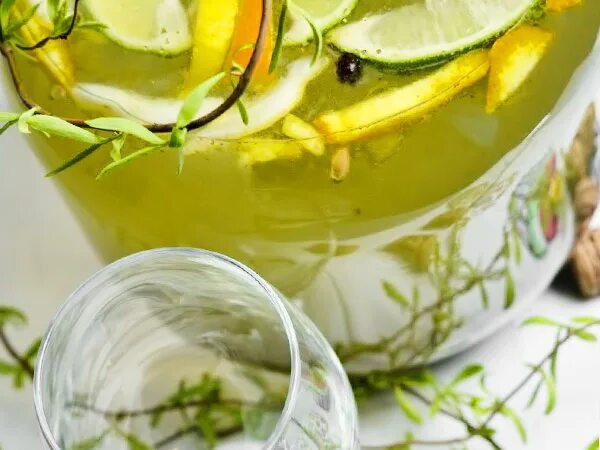 Березовый сок с апельсином и лимоном рецепты. Вино из березового сока. лимонад из березового сока с лимоном и изюмом. березовый сок с апельсином и лимоном. сок березовый с лимонником.