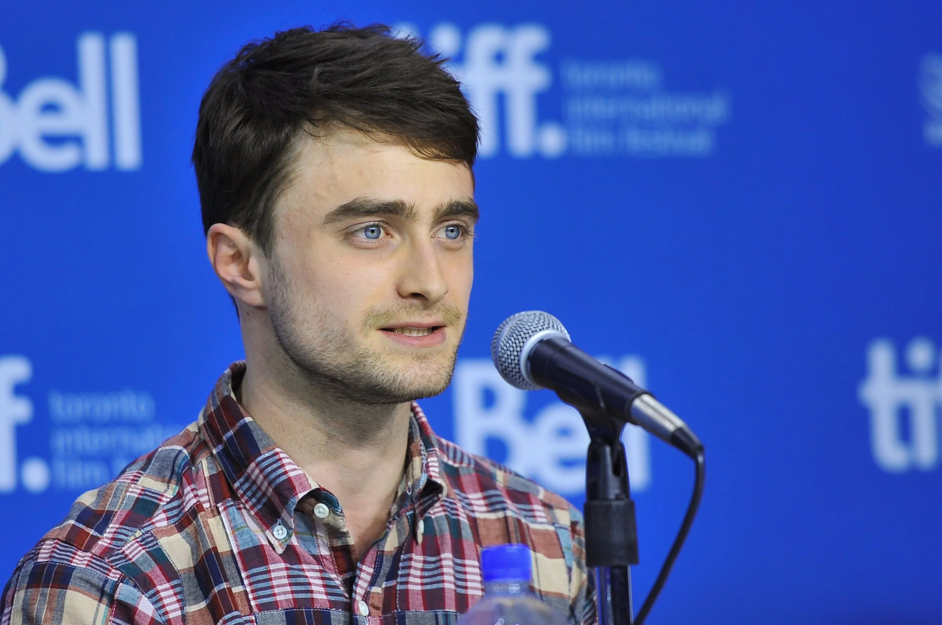Почему рэдклифф. Daniel radcliffe фотосессия 2011 2025. daniel radcliffe фотосессия 2025. дэниел рэдклифф говорит в микрофон.