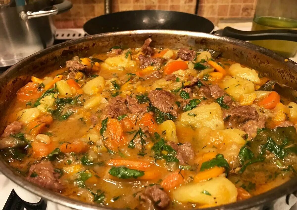 Рецепт картошки с мясом классический рецепт. Тушеная говядина с картошкой. тушоная картошка смясом. тушёная картошка с мясом. тушёная картошкас мясом.