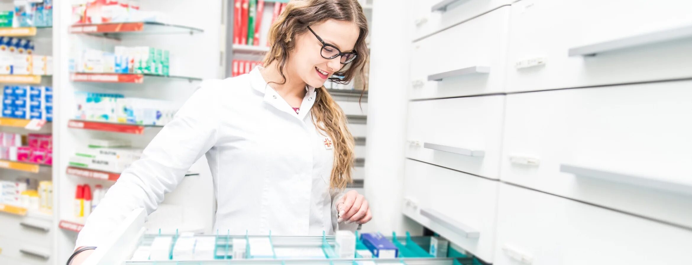 Аптекарь профессия. Фото аптечный бизнес. Ревизия в аптеке. Аудит аптек. Фармацевт.
