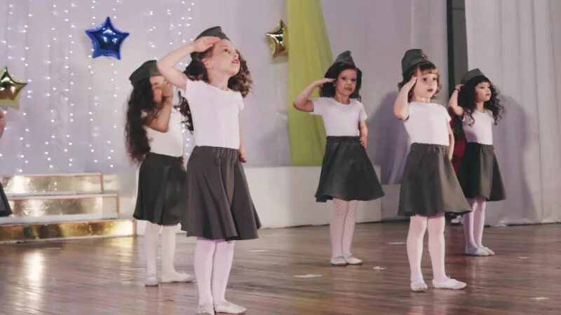 Танец катюша в детском саду средняя группа. Танец Катюша для детей. Костюм для танца Катюша. Танец под Катюшу для детей. Танец Катюша для старшей группы.