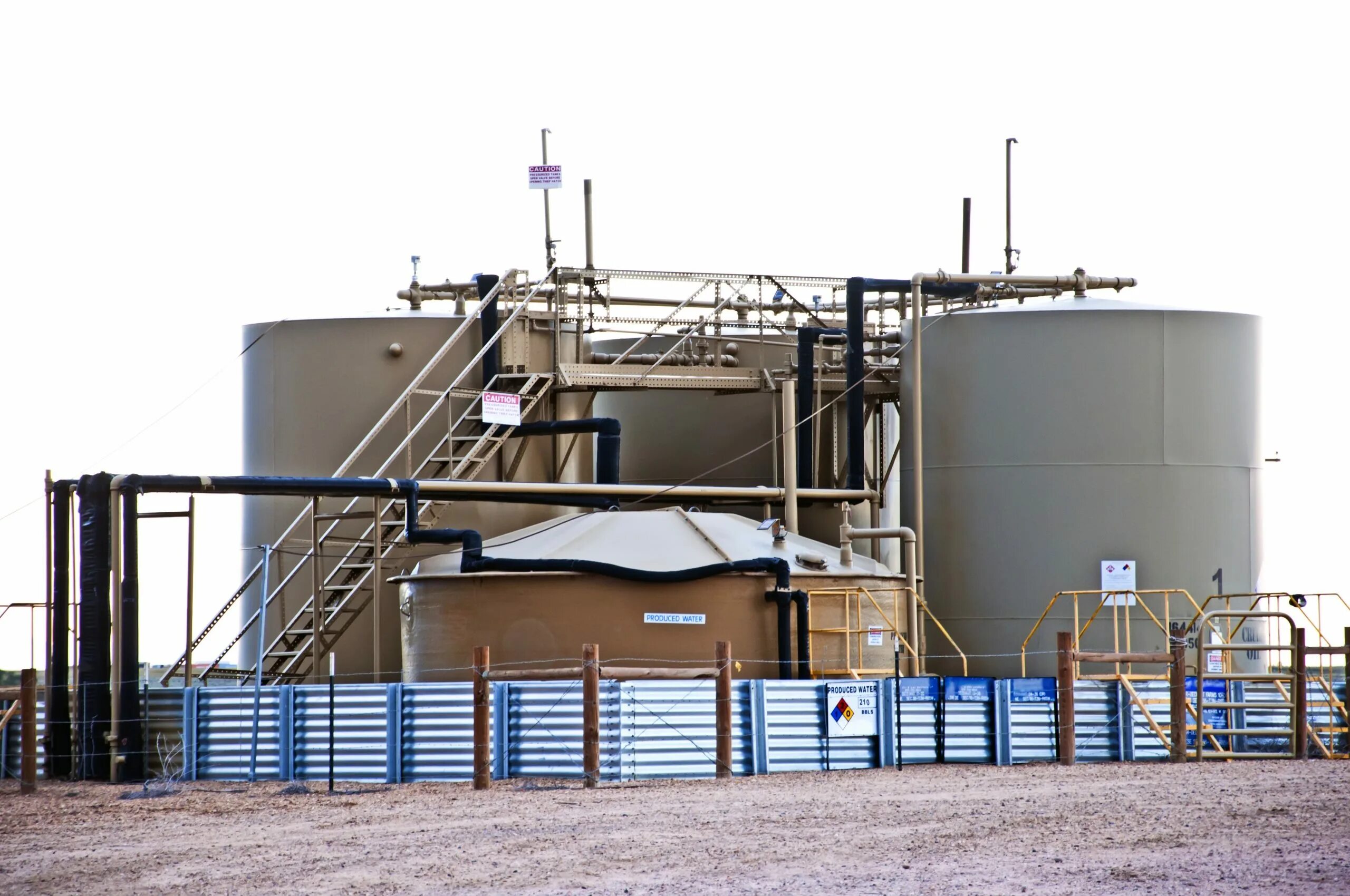 Хранение нефти газа нефтепродуктов. Хранение нефтепродуктов. места для хранения нефти. ямы для хранения нефти. мини нефть.