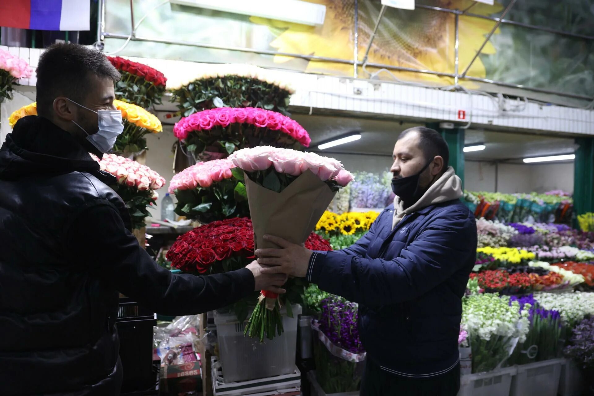 Рижский рынок цены на цветы 2024. Букет цветов Рижский рынок. Нарциссы на Рижском рынке. Рижский цветочный рынок.