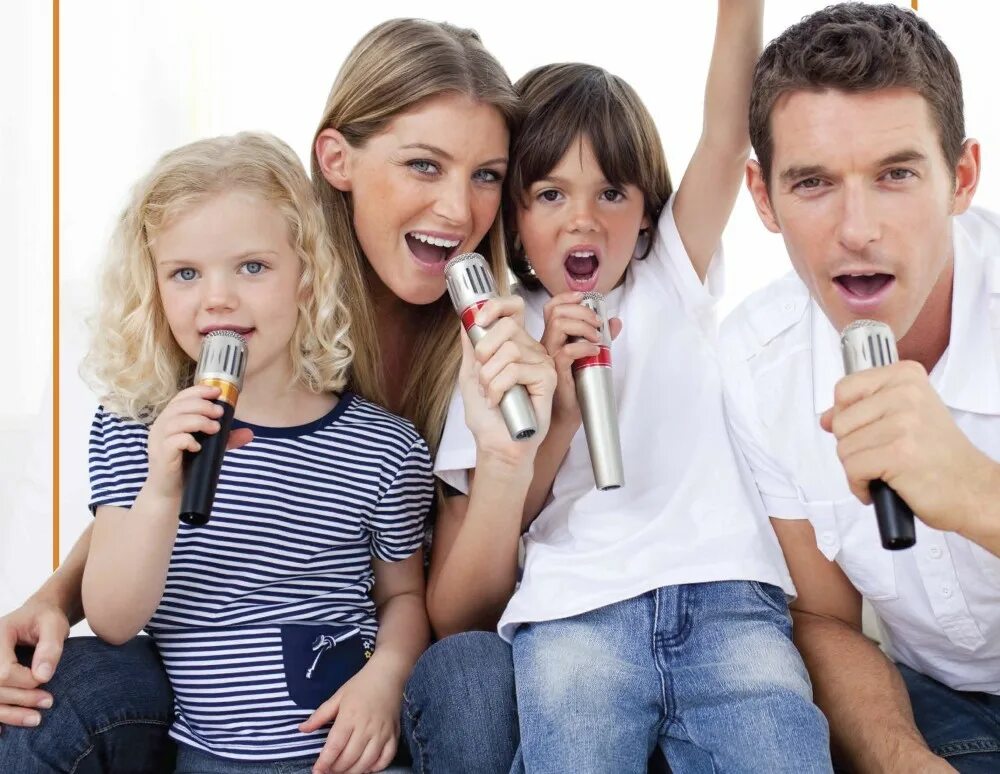 Дети и взрослые поют. Семья поет. Пение семья. Родители и дети поют.