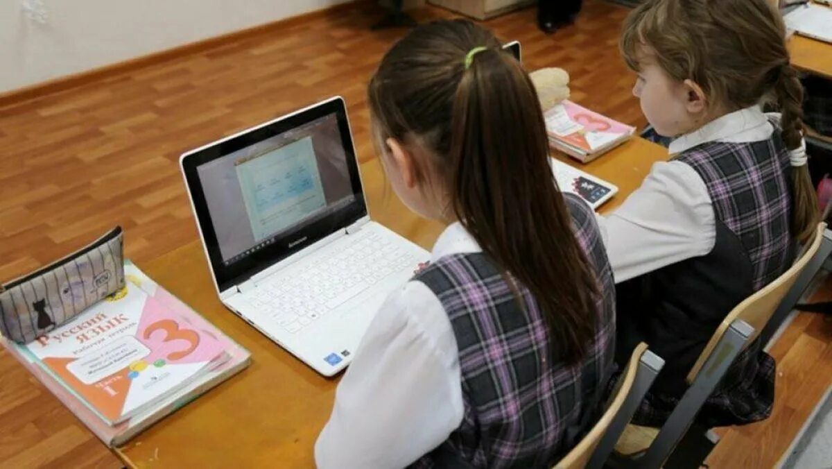 Дистанционные интернет школы. Компьютер ученики начальной школа Казахстан. Дистанционное обучение в начальной школе фото.