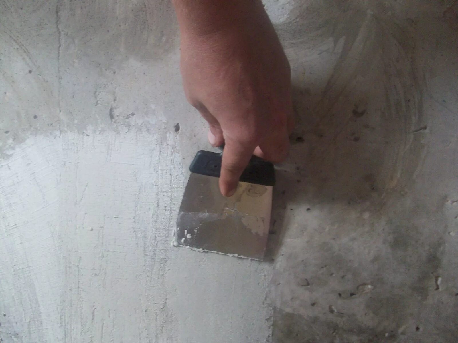 Очистка поверхности от пыли и грязи. Шпаклевка стен. Шпаклёвка для трещин в стене. Шпатлевание трещин. Шпаклёвка на бетонную стену.