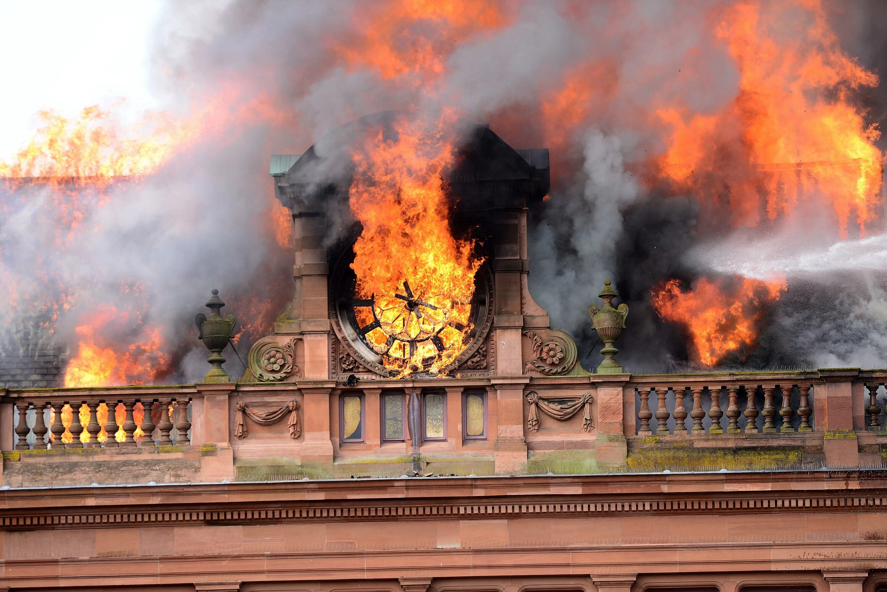 Building was built. Банк в огне. картины банков в огне. the building is on fire.