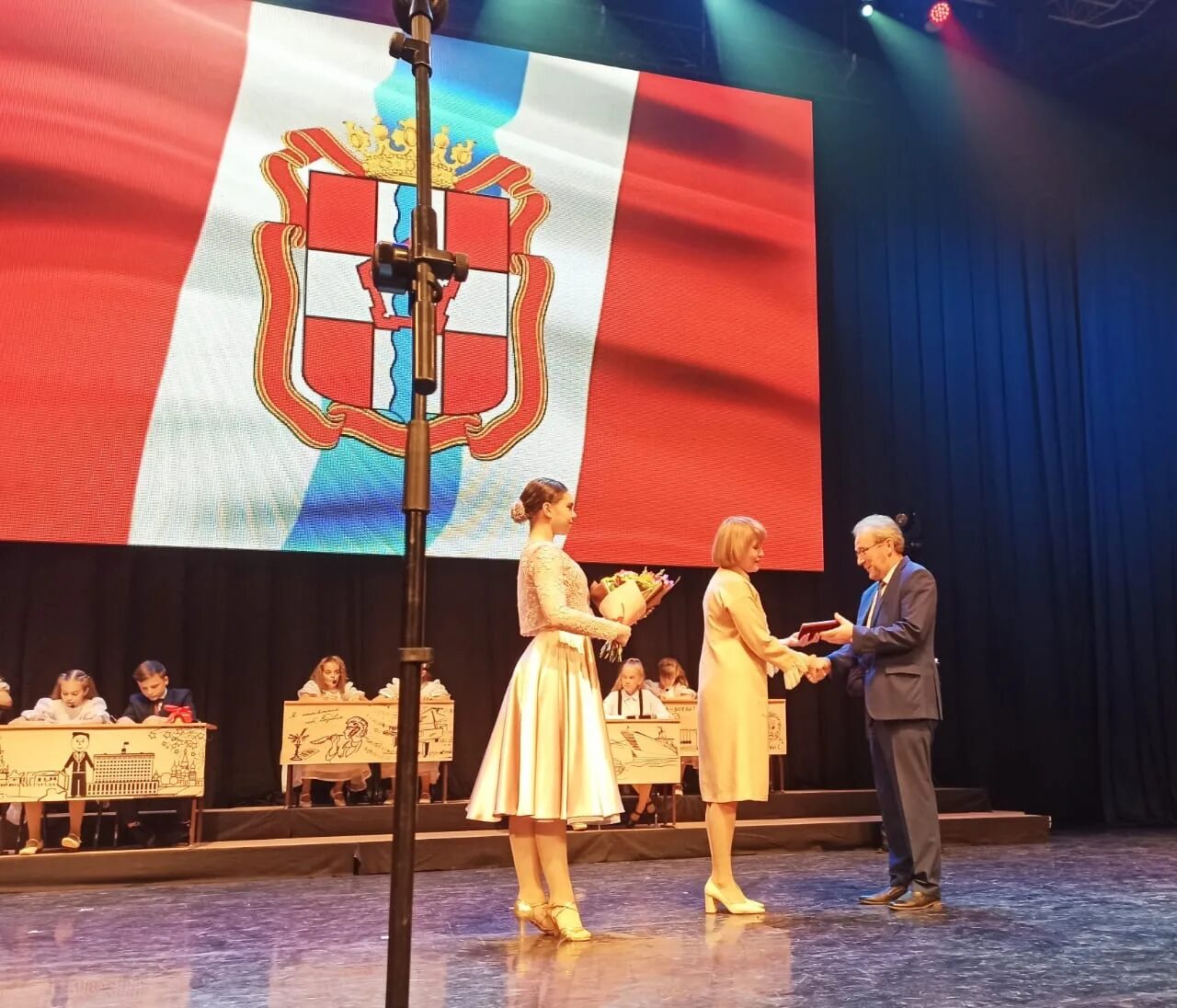 премия золотая маска 2021. в концертном зале прошла торжественная церемония награждения. зарядье концертный зал mipim. вручение ведомственных наград учителям. вручили награды лучшим работникам в концертном зале.