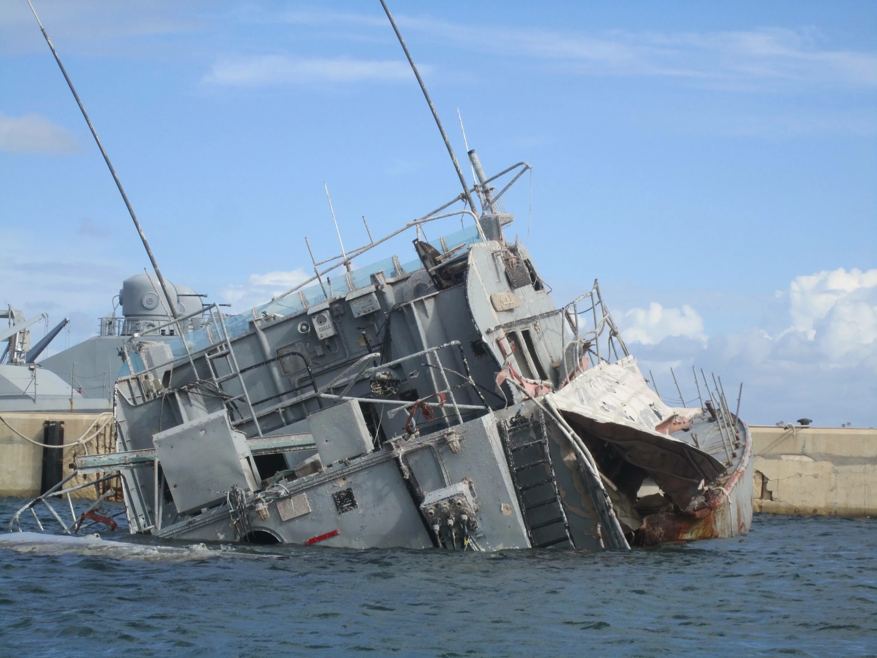 Подбитый корабль в черном море российский сегодня. Потопленный саудовский Фрегат. Хуситы подбили корабль. Флот Украины потоплен. Корабль неукротимый 731.