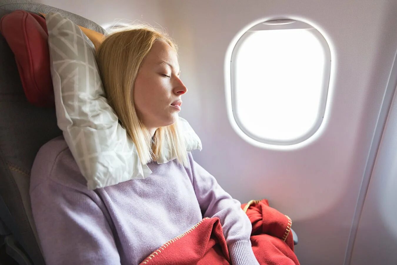 К чему снится сон лететь на самолете. Девушка в самолете. Спать в самолете. Сонные девушки в самолете.