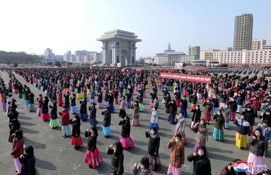 Массовое собрание из разных мест. Собрание в лесу. Толпа вид сверху. Гора мерон в израиле. Собрание сектантов.