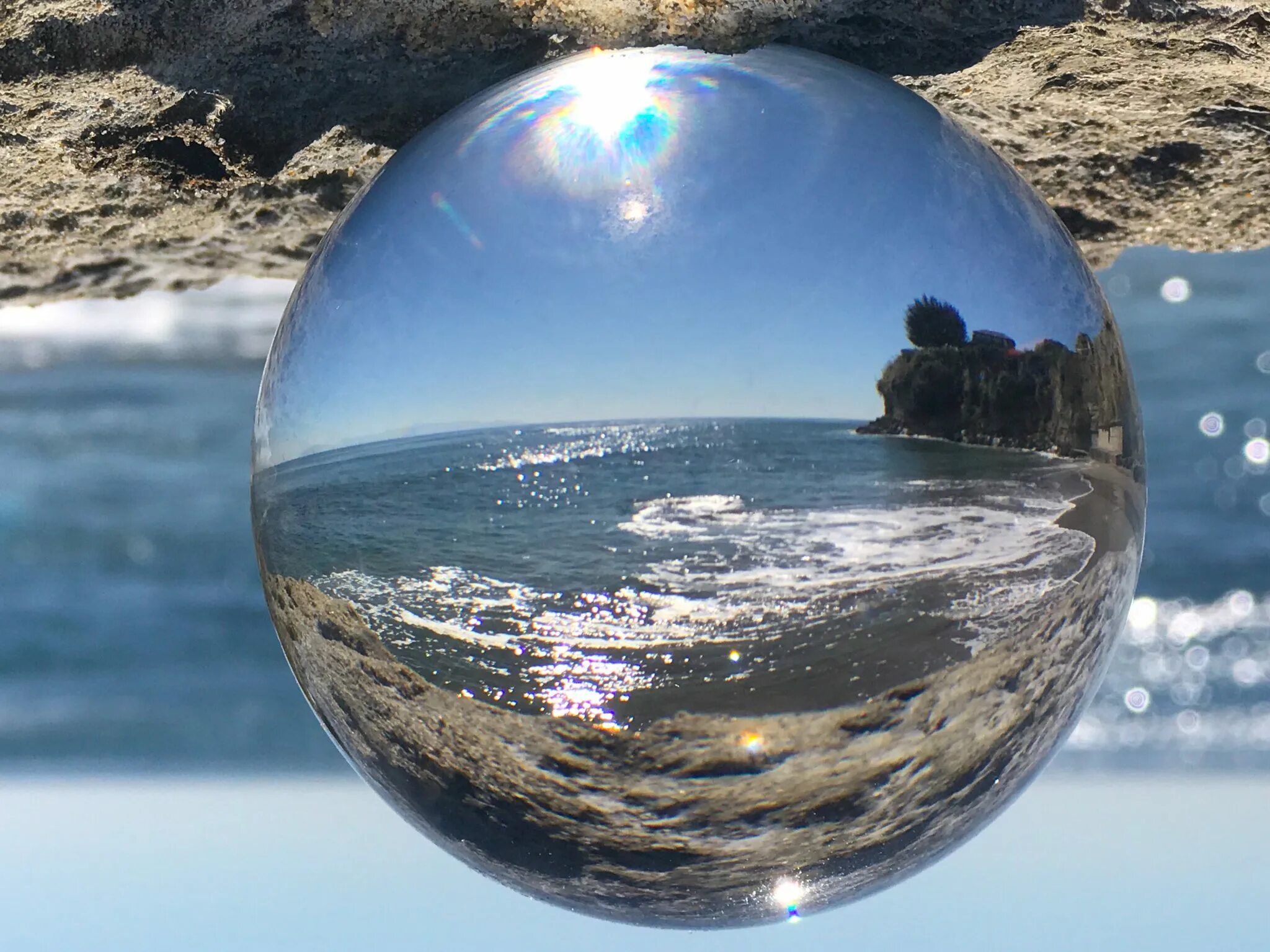 Рассказ назло хрустальный шар. Шар стеклянный. Природа в стеклянном шаре. Красивый шар. Стеклянный шар отражение.