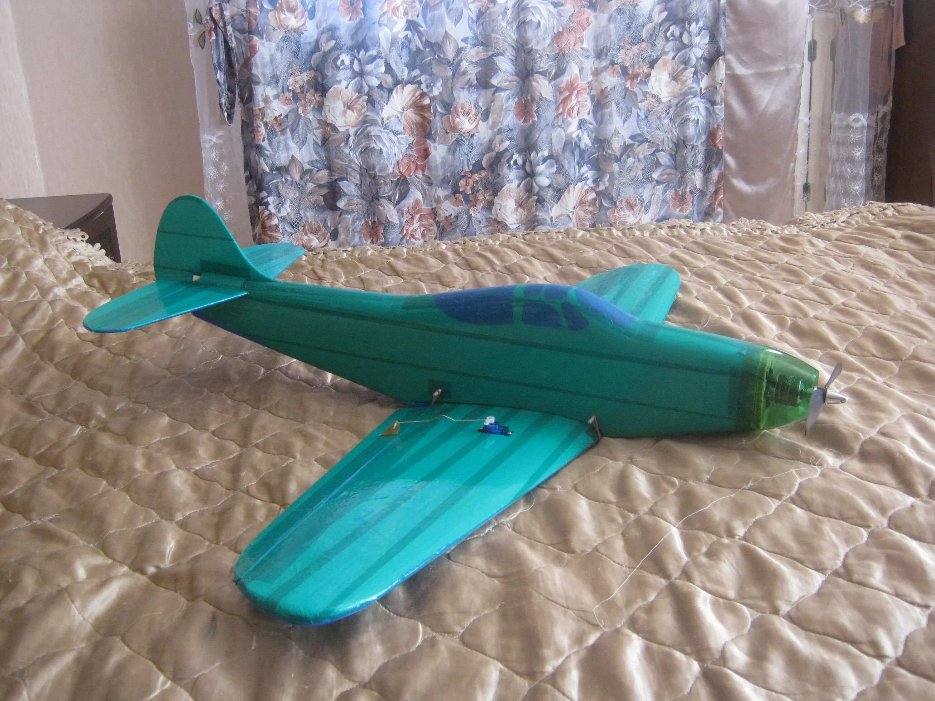 самолёт из пластиковой бутылки. самолет из пластиковых бутылок. поделка самолет из бутылки. поделка военный самолет. самолетик из бутылки.