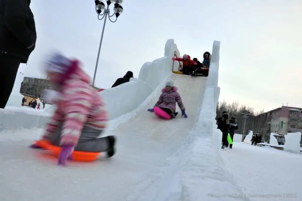 Городок нижневартовск. Ледяной городок Нижневартовск. Нижневартовск Ледовый Ледовый городок. Ледяная горка Нижневартовск. Горки в Нижневартовске.