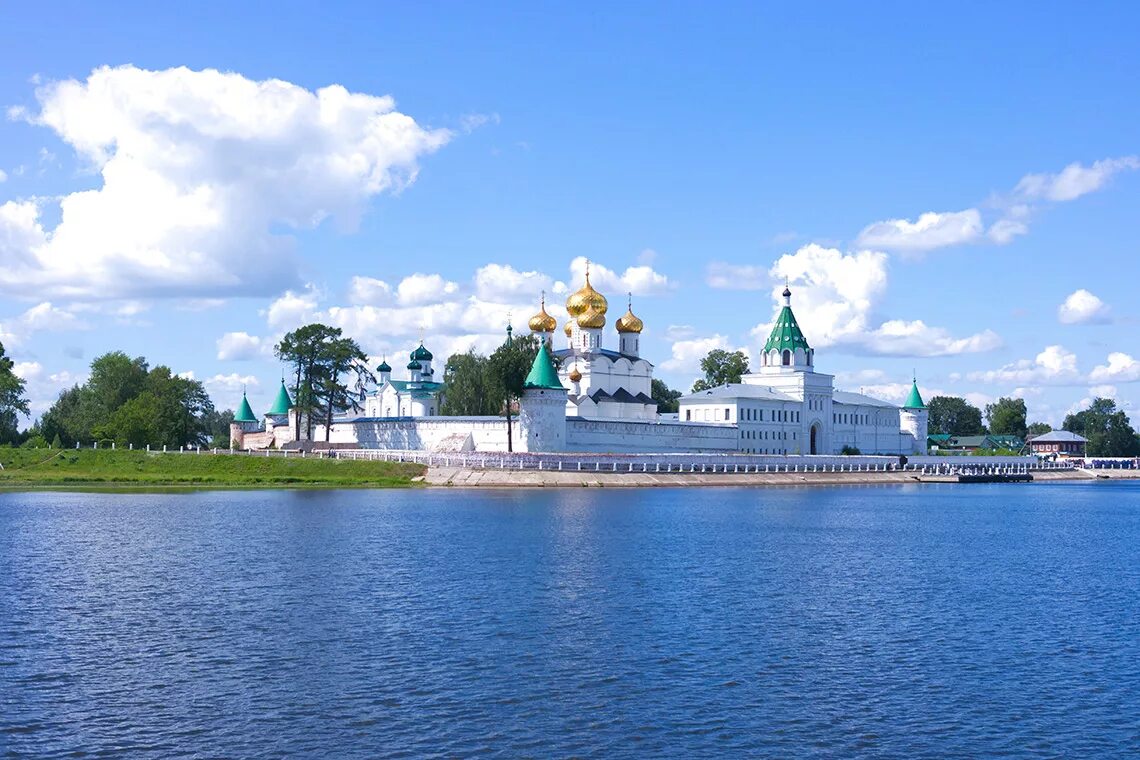 Река Волга в Костроме. Река Волга в городе Кострома. Монастырь на Волге Кострома. Ипатьевский монастырь Поволжье.