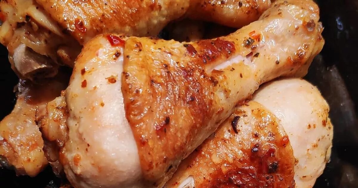Бедра куриные в мультиварке вкусно. Куриные голени в мультиварке. ножки курицы в мультиварке. куриные ножки в мультиварк. куриное бедро с голенью.