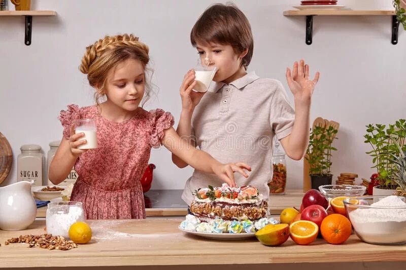 Подруги на кухне на кухне делает торт. Женщина делает торт дома. Children make Cakes together. He is making a Cake. Кухня против воли