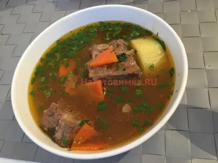 Шурпа из говядины в кастрюле