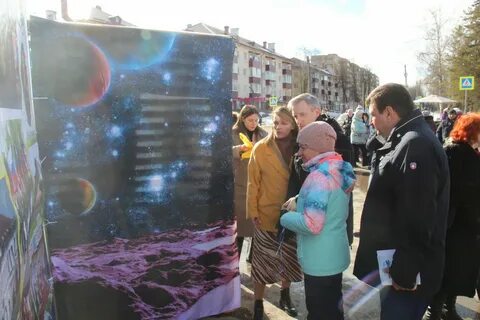 Отмечает 90