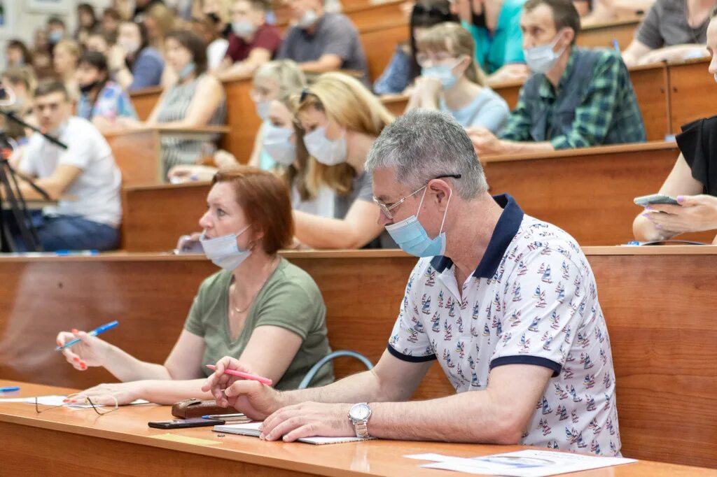 Родителям абитуриентов. Родители абитуриентов. Абитуриент с родителями. Абитуриенты и родители комп. Родители и абитуриенты бмааи.