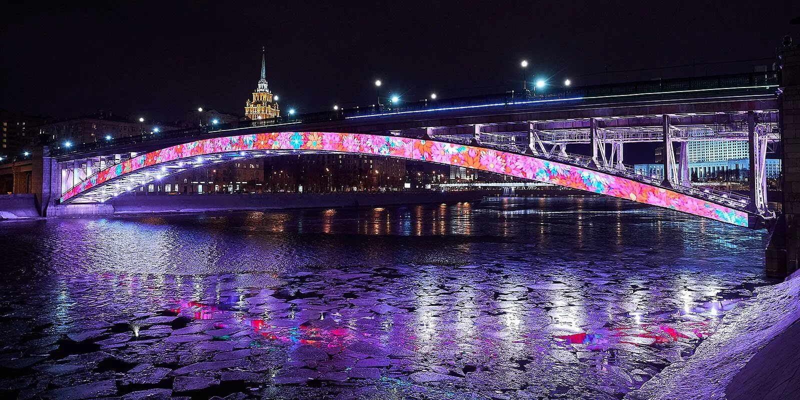 Светящийся мост. Квантовый мост красноярск. Виноградовский вантовый мост красноярск. Набережная на вантовом мосту красноярск. Светящийся мост.