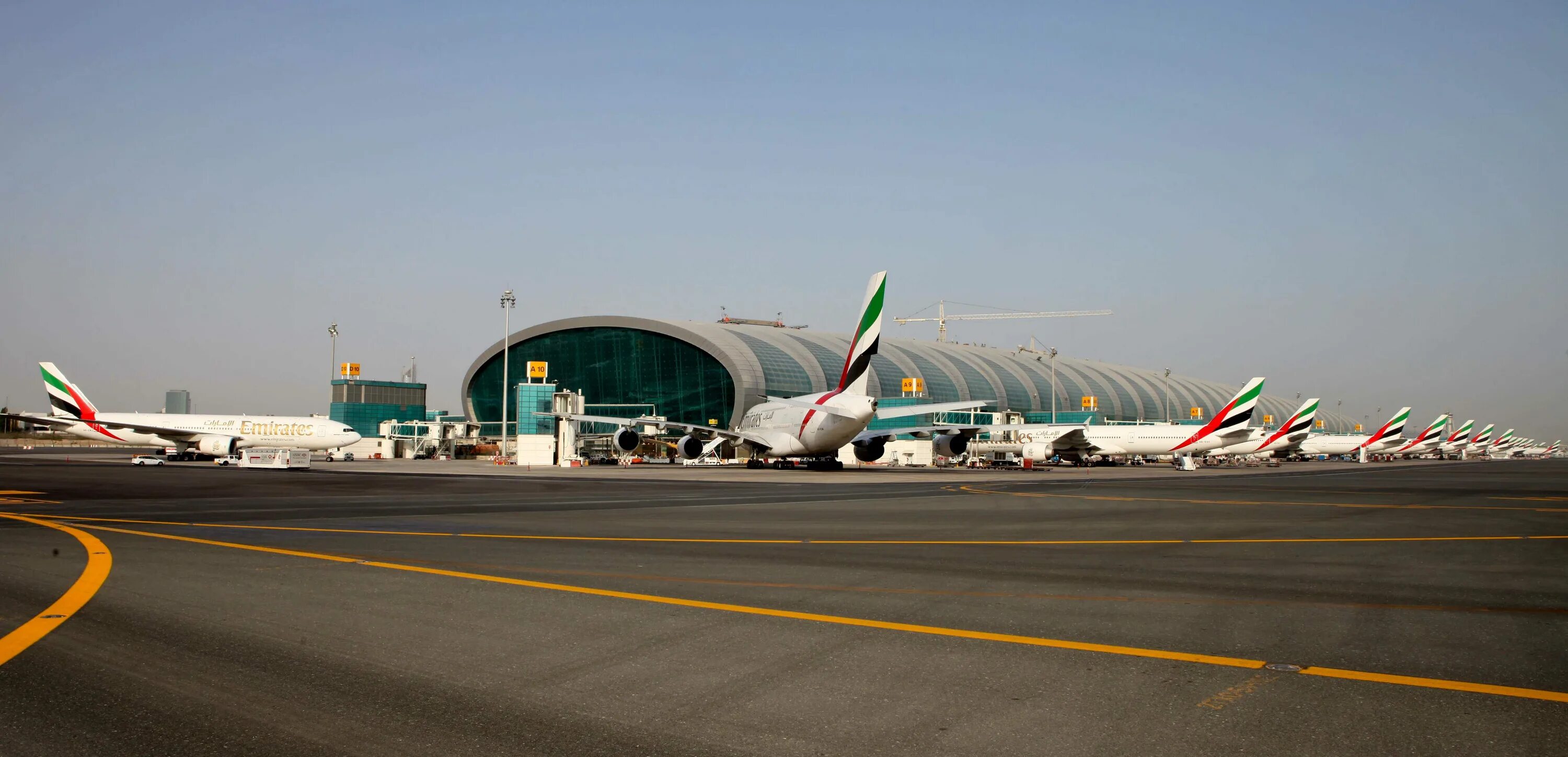Работает ли аэропорт в дубае. Международный аэропорт Дубай. Дубай Интернешнл аэропорт. ДХБ аэропорт Дубай. Аэропорт Дубай 1990.