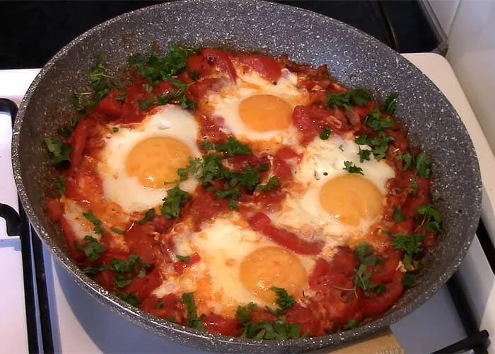 Яичница с сыром на сковороде и помидорами. Яичница с беконом и помидорами на сковороде. яичница с томатной пастой и сосисками. яичница с помидорами колбаской и беконом. яичница в помидоре на сковороде.