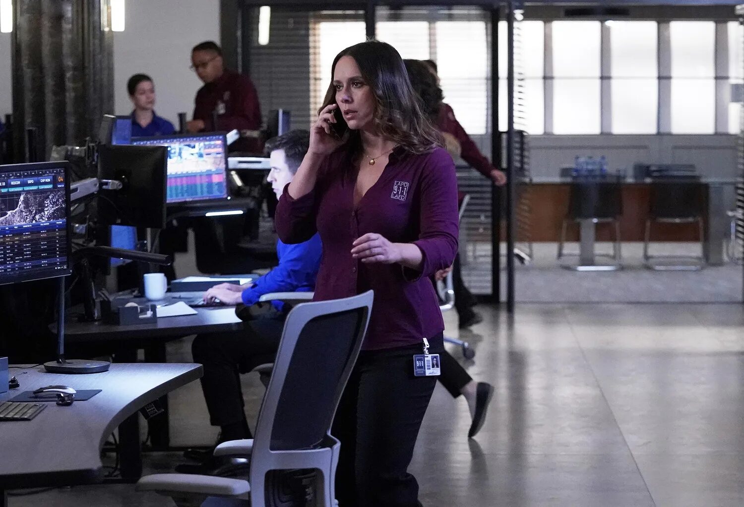 Дженнифер лав хьюитт в сериале 911. Дженнифер лав хьюитт 9-1-1. Дженнифер лав хьюитт в сериале 911. Дженнифер лав хьюитт 911 служба спасения. 911 служба спасения мэдди.