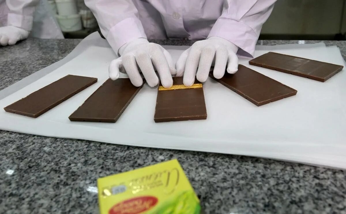 1 5 плитки шоколада. Плиточный шоколад 70 %. Кемеровские шоколадки. Шоколадка 1000 рублей. Первая плитка молочного шоколада.