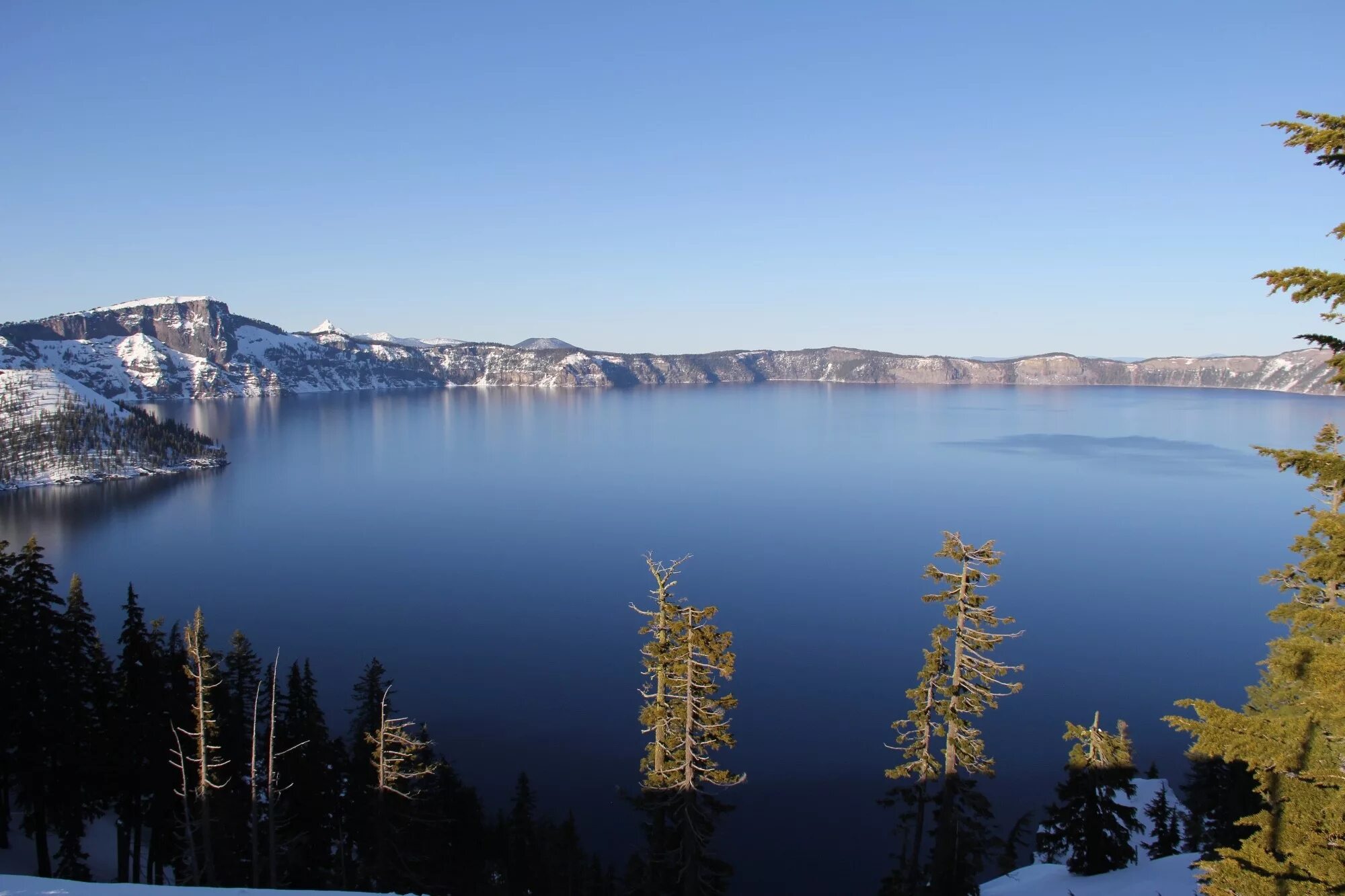 The world deepest lake is lake. Крейтер озеро в Северной Америке. Большое Невольничье озеро в Северной Америке. Озеро Крейтер, штат Орегон. Невольничье озеро Канада.