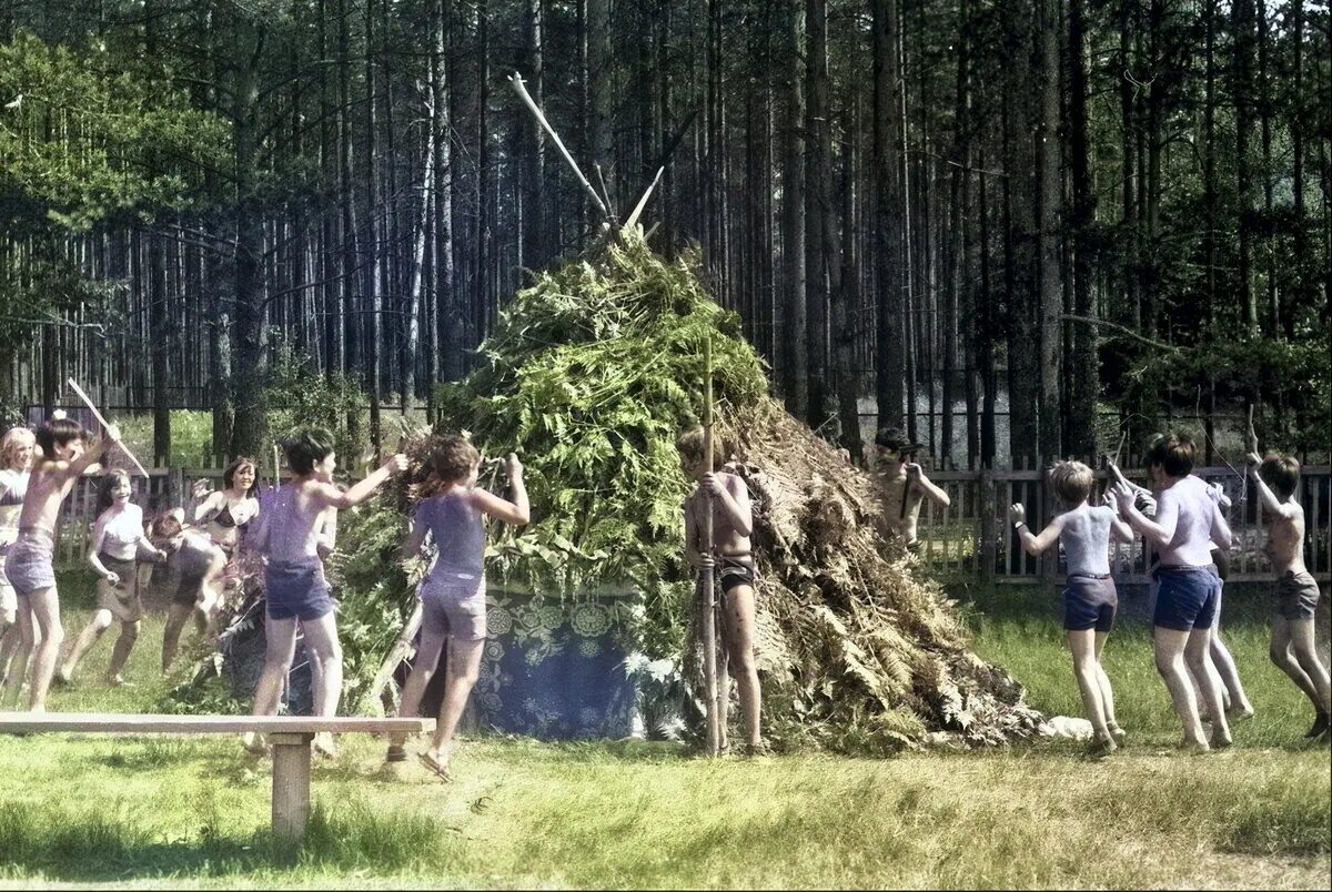 Игры в пионерском лагере. Девочки в пионерском лагере. Советские детские площадки. Игры в пионерском лагере. Игры в пионерском лагере.