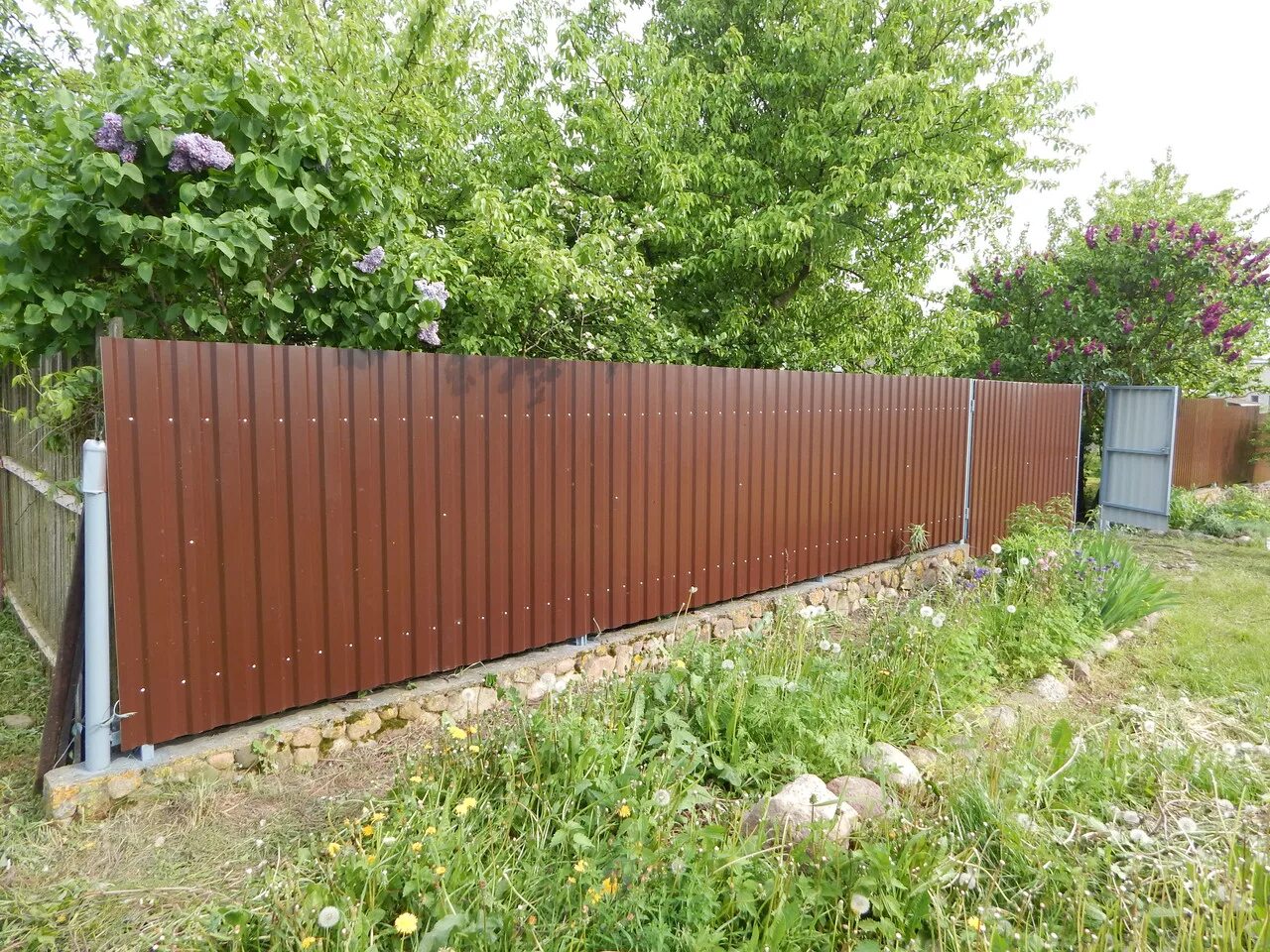 2 метра забор по сравнению с домом. Забор из профиля. Забор профлист углы. Деревянный забор с габионами. 60 метров забора.