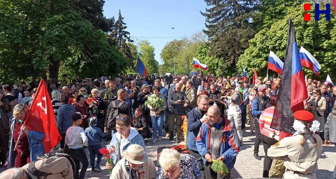 20 дней в мариуполе кинопоиск. Митинги в Мариуполе 2014. Мариуполь праздник.